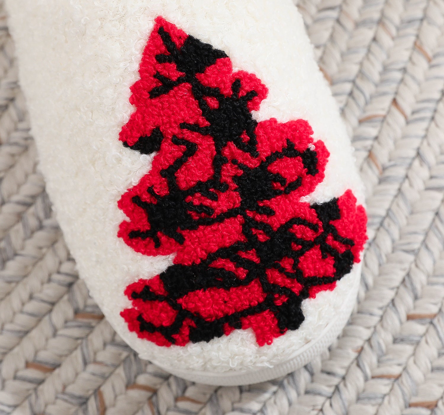 Zachte fleece gevoerde huisslippers met rode en zwarte kerstbomen