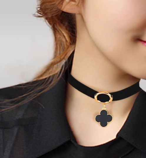 Kalung Choker Hitam & Emas yang Elegan