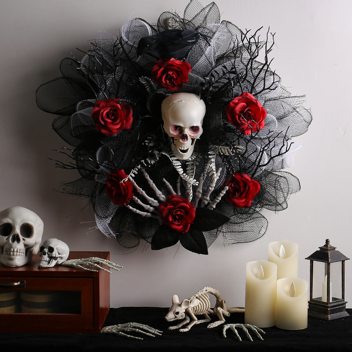 Skull en Roses Halloween -stijl krans in rood, zwart en grijs