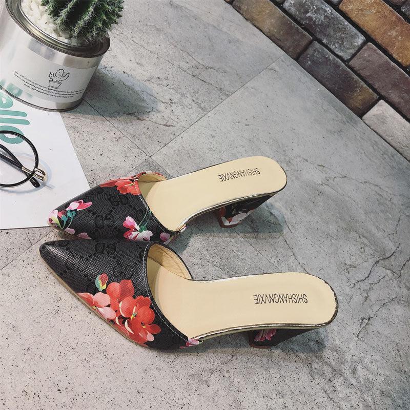 Tacones de gatito con estampado floral de moda