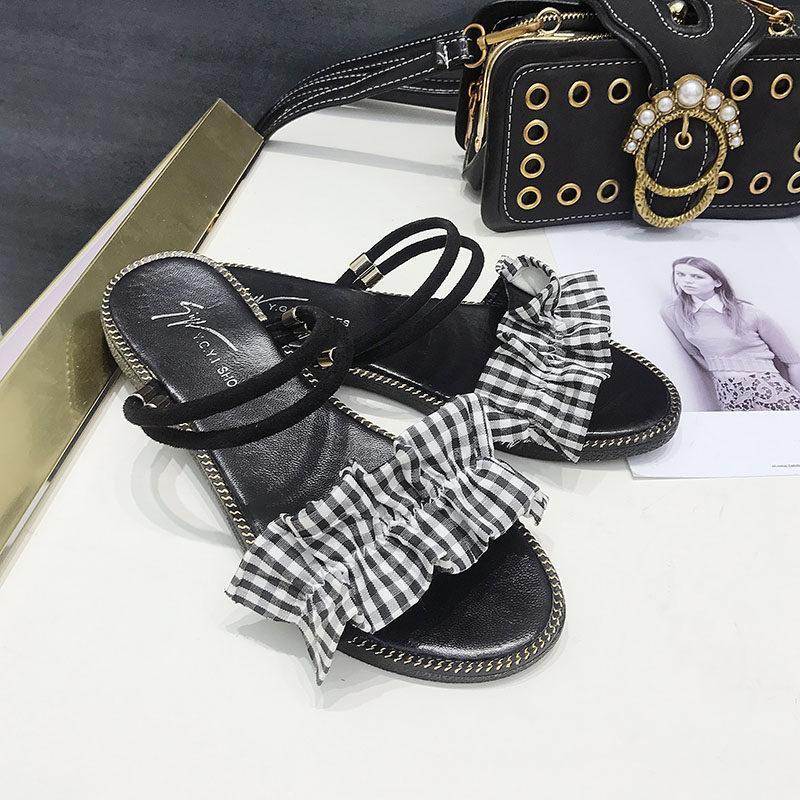 Flache Schuhe mit Gingham-Print und Rüschenriemen