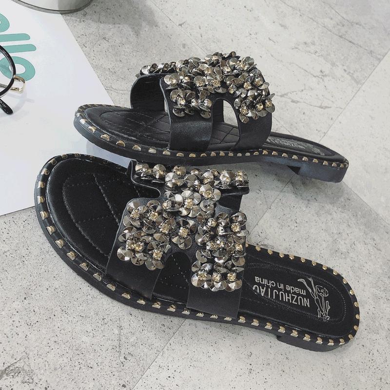 Sandal trim stud mutiara bertatahkan