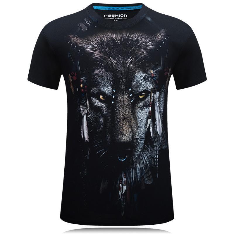 Wolf met zwarte grafische tee met hoofdtooi