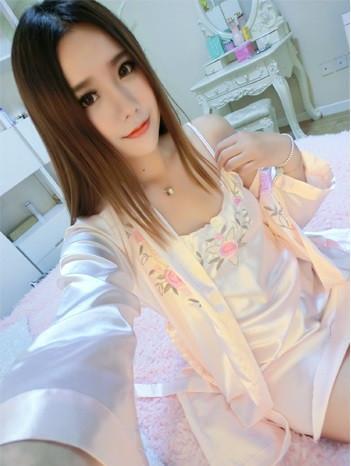 Chemise en satin rose et robe assortie