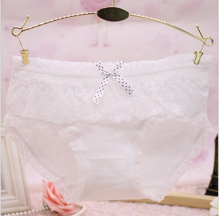 Panty bikini renda dan ruffles feminin