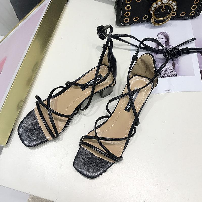 Wikkel me sandalen met strappy jurk op